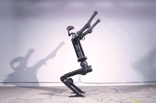 پشتک زدن ربات انسان نمای چین را ببینید