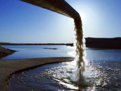 شكایت محیط زیست بوشهر از یك شركت نفتی به علت آلودگی دریا